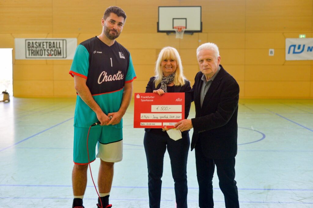 Platz.jpg (Der Vorsitzender der FBL Berlin Dr. Husein Dizdarevic, die Berliner Senatorin für Inneres, Digitalisierung und Sport Iris Spranger und DOG-Vizepräsident Hans-Joachim Lorenz)