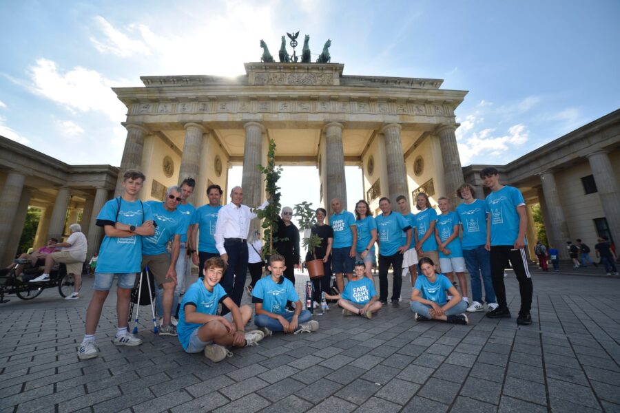 Das „Rollende Klassenzimmer“ vor dem Brandenburger Tor mit (v.l.n.r.) Eberhard Gienger (weißes Hemd), Hans-Joachim Lorenz, Staatssekretärin Dr. Nicola Böcker-Giannini, Ortwin Czarnowski; Quelle: David Heerde für Bild Berlin