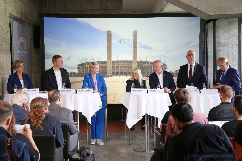 Berlin, Deutschland: Olympiastadion: Konzept für Olympia-Bewerbung "Berlin+" vorgestellt: L-R: Christine Richter, Sprecherin Berliner Senat, Daniel Günther, CDU, Ministerpräsident von Schleswig-Holstein, Manuela Schwesig, SPD, Ministerpräsidentin von Mecklenburg-Vorpommern, Iris Spranger, SPD, Innensenatorin Berlin, Kai Wegner, CDU, Regierender Bürgermeister von Berlin, Dietmar Woidke, SPD, Ministerpräsident von Brandenburg und Armin Schuster, CDU, Innenminister von Sachsen