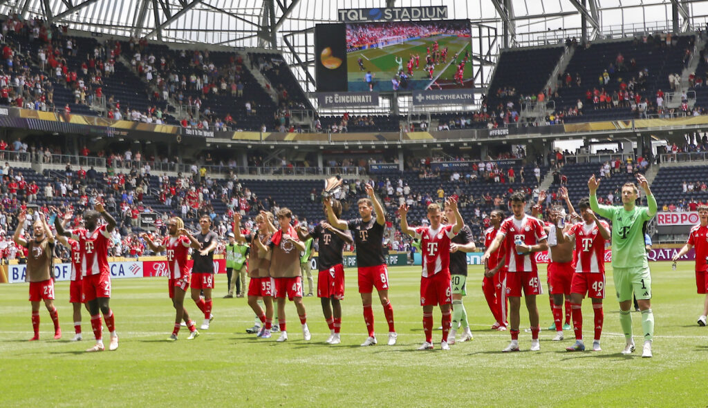 15.06.2025, FIFA Club World Cup 2025, Gruppe C, FC Bayern Muenchen - Auckland City, im TQL Stadium, Cincinnati (USA), Schlussjubel der Bayernspieler nach dem 10:0 Sieg, Konrad Laimer (FC Bayern Muenchen), Dayot Upamecano (FC Bayern Muenchen), Joao Palhinha (FC Bayern Muenchen), Maurice Krattenmacher (FC Bayern Muenchen), David Santos Daiber (Bayern Muenchen), Leon Goretzka (FC Bayern Muenchen), Joshua Kimmich (FC Bayern Muenchen), Aleksandar Pavlovic (Bayern Muenchen) , Adam Aznou (Bayern Muenchen).