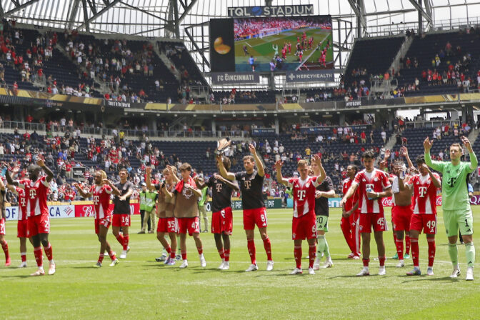 15.06.2025, FIFA Club World Cup 2025, Gruppe C, FC Bayern Muenchen - Auckland City, im TQL Stadium, Cincinnati (USA), Schlussjubel der Bayernspieler nach dem 10:0 Sieg, Konrad Laimer (FC Bayern Muenchen), Dayot Upamecano (FC Bayern Muenchen), Joao Palhinha (FC Bayern Muenchen), Maurice Krattenmacher (FC Bayern Muenchen), David Santos Daiber (Bayern Muenchen), Leon Goretzka (FC Bayern Muenchen), Joshua Kimmich (FC Bayern Muenchen), Aleksandar Pavlovic (Bayern Muenchen) , Adam Aznou (Bayern Muenchen).